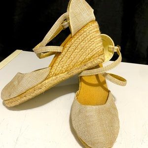Hot Cakes wedge heels cream size 8M